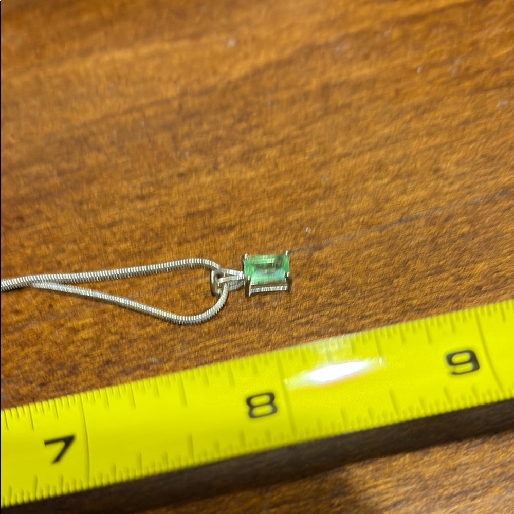 Elegant Green Pendant Necklace - Picture 3 of 3